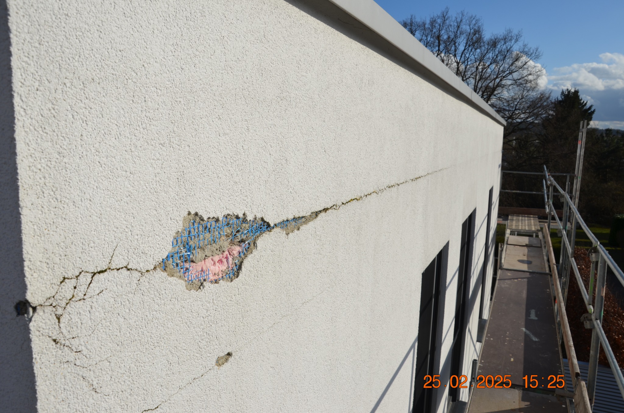 Schadensdetail an einer Fassade